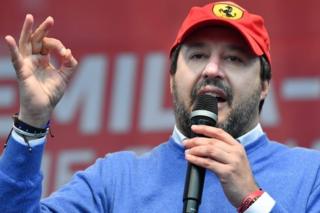Tunuslu ailenin kapısında "Uyuşturucu mu satıyorsunuz?" diyen Salvini'ye tepki