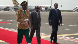 Afewerki waxaa garoonka dayaaradaha ku soo dhoweeyey Abiy Axmed