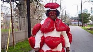 Obinrin kan ninu asọ pupa ati funfun