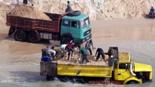 கொசஸ்தலை ஆற்றில் மணல் அள்ளும் பணி: அரசின் விதிகளை அரசே மீறுகிறதா?