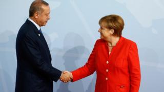 ميركل وأردوغان يتصافحان في قمة العشرين في ألمانيا، السابع من يوليو/تموز 2017