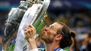 gareth Bale akilibusu kombe la vilabu bingwa baada ya Real madtrid kuichapa Liverpool 3-1