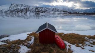 Частный рыбацкий домик у фьорда недалеко от Свольвера, на архипелаге Лофотенских островов, Северный полярный круг (фото из архива)