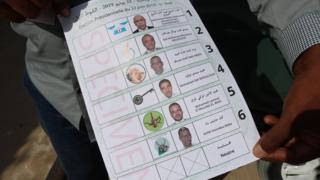 Un exemplaire du bulletin de vote unique en photo