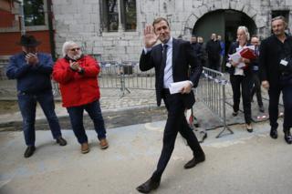 Paul Magnette (hagati) auyoboye uruhande rutavuga rumwe na leta i Wallonia 21/10/2016
