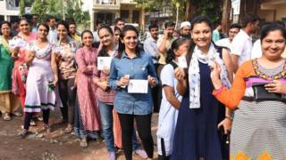 క్యూలైన్లో నిలబడ్డ యువతులు