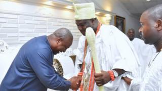 Aarẹ Mahama ati Ọọni n ki ara wọn