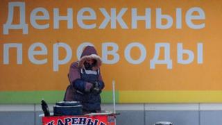 В последние годы объемы переводов из России на Украину падают