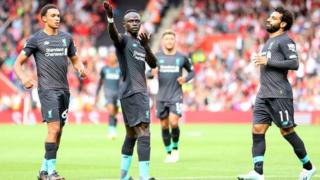 Sadio Mané félicité par ses coéquipiers après un but marqué.