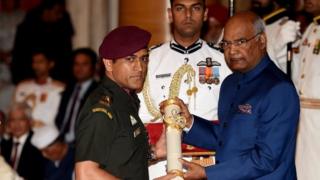 'பத்ம பூஷண்' மகேந்திர சிங் டோனிக்கு குவியும் வாழ்த்து - ஏன் இந்த விருது தெரியுமா?