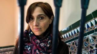Испанская журналистка и активистка Хелена Малено позирует фотографу в своем доме в Танжере 9 января 2018 года.