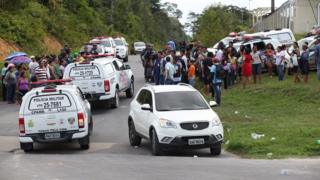 Famílias de presos aguardam informações na porta do Compaj