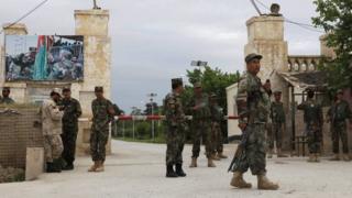 Ciidammada Afghanistan oo weerrarkii kaddib ilaalinaya saldhigga u dhaw magaalada Mazar-e-Sharif
