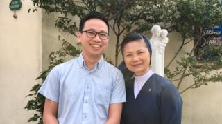 Trần Quốc Toản cùng sơ Maria Lang trước cửa nhà thờ công giáo ở Kawaguchi, nơi anh dạy tiếng Nhật tình nguyện cho nhiều du học sinh/thực tập sinh người Việt