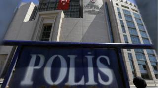 Adalet Sarayı önünde polis yazılı barikat.