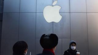 Люди стоят перед магазином Apple в Китае