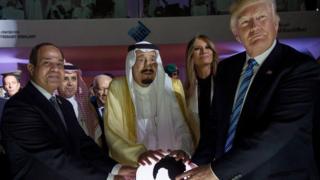 Cabdul Fatax Sisi (Bidix) iyo boqor Salman-ka Sucudiga (Dhexda) ayaa walaac ka muujiyay arrinta Qudus