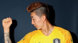 Cho Hyun-woo con un mohicano naranja