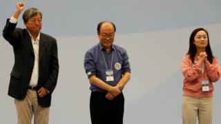陈凯欣(右)击败了李卓人(左)及冯检基当选。