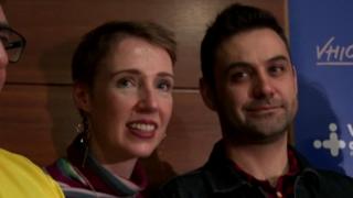 Audrey e Rohan Schoeman com equipe médica