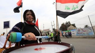 فتاة في ساحدة التحرير في بغداد