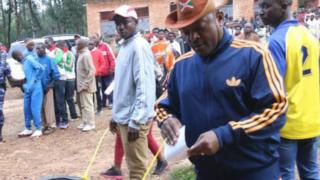 Rais Burundi Pierre Nkurunziza akipiga kura