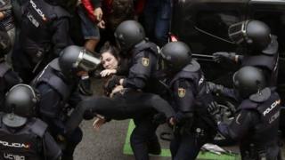 İspanyol polisi Barcelona'da bir kadının oy vermesini engelliyor