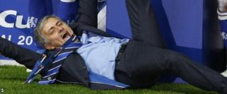 Mourinho akisherehekea ushindi wa Chelsea alipokuwa mkufunzi wa klabu hiyo