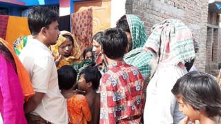 শিশুটিকে ঘিরে স্বজনেরা
