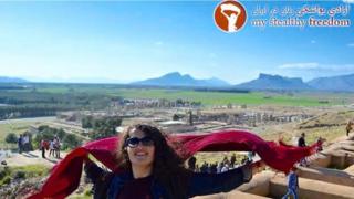 Туристка в Иране снимает хиджаб