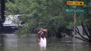 мужчина в воде