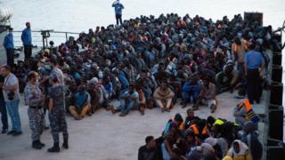 Африканские мигранты, которые были спасены ливийской береговой охраной в Средиземном море у ливийского побережья, прибывают на военно-морскую базу в Триполи, Ливия, 26 мая 2017 года