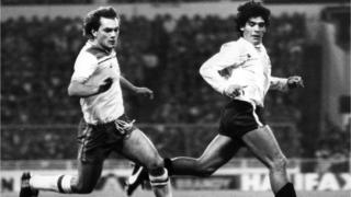 14 mai 1980 - le milieu de terrain Ray Wilkins, à gauche, et l'Argentin Diego Maradona lors d'un match à Wembley