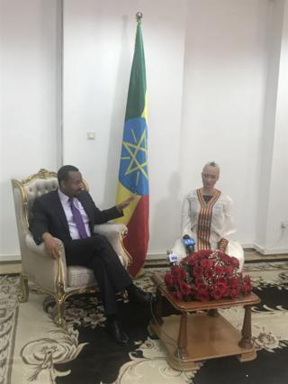 ሮቦት ሶፊያ ከጠቅላይ ሚንስትር አብይ አህመድ ጋር በቤተ መንግስት ተገናኝተው በአማርኛ ተነጋግረዋል።