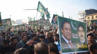 Сторонники бывшего премьер-министра Пакистана Наваза Шарифа собираются у антикоррупционного суда в Исламабаде 24 декабря 2018 года, в преддверии приговора