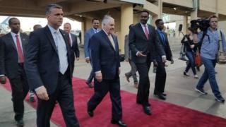 ቲለርሰን ኣብ መዕርፎ ነፈርቲ ቦሌ ኣዲስ ኣበባ ብላዕለዎት ሰበ ስልጣን ኢትዮጵያ ኣቀባብላ እናተገበረሎም