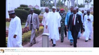Dans une vidéo postée sur Twitter par son aide de camp, Bashir Ahmad, M. Buhari est apparu, tout de blanc vêtu