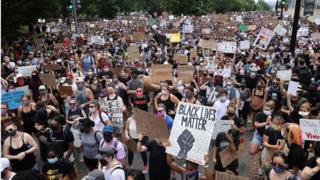 Die Leute gingen am 12. Tag in Washington DC auf die Straße