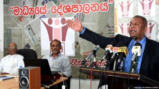 අමාත්ය මංගල සමරවීර සමුළුව අමතමින්
