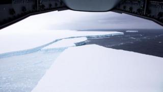 World's biggest iceberg captured by RAF cameras - BBC News