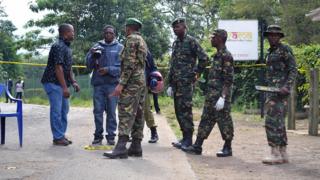 Des journalistes avec des forces de sécurité sur la scène d'une attaque à la bombe à Zanzibar (illustration).