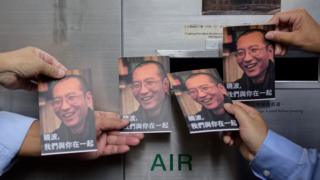 香港邮政总局外,抗议人士准备投递明信片,