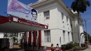Fechada do Hospital Universitario General Calixto García, que tem placa de Che Guevara