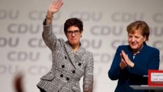Annegret Kramp-Karrenbauer ve Angela Merkel