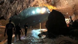Equipes de resgate dentro da caverna na Tailândia onde meninos e treinador de futebol ficaram presos
