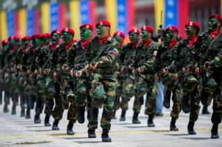 Soldados da Venezuela em desfile