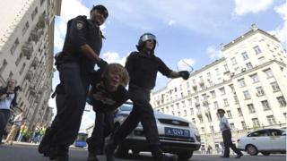 Polis etirazçını saxlayır