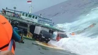 Kepolisian, BASARNAS, BPBD dan masyarakat setempat terus melakukan penyelamatan KM Lestari Maju.