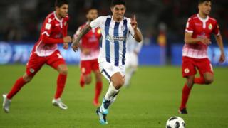 Victor Guzman de Pachuca, unique buteur de la partie poursuivi par les joueurs du Wydad Casablanca.