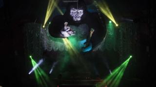 Uma das maiores atrações do circo, o King Kong com 12 metros de altura assusta as crianças e entretem os adultos